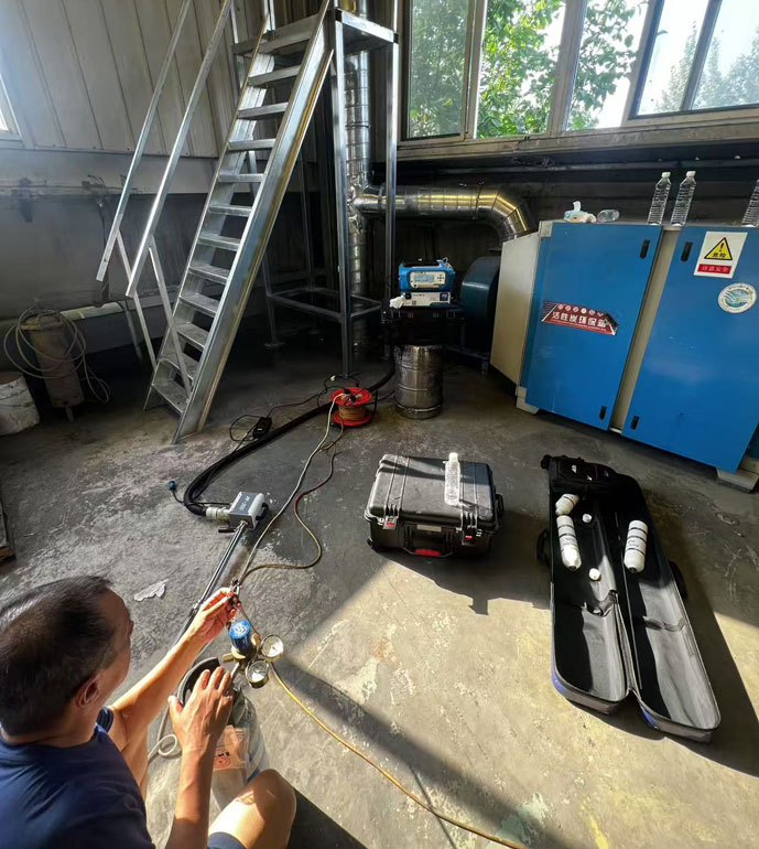 配合即墨生態(tài)監(jiān)測站在五金制品企業(yè)進(jìn)行非甲烷總烴濃度測試